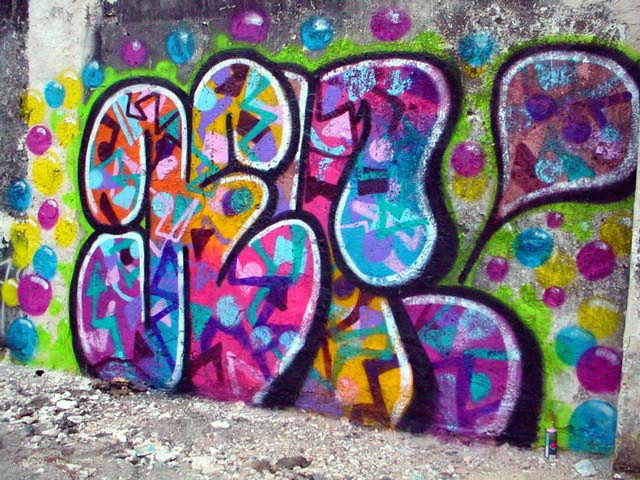 Graffiti là một loại nghệ thuật đặc biệt, nó được tạo ra để thể hiện sự sáng tạo và tính cá nhân của các nghệ sĩ. Hãy cùng đón xem các bức tranh graffiti đẹp mắt và đầy màu sắc trên ảnh nhé!